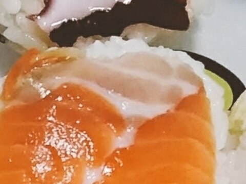 サーモンタコの手まり寿司